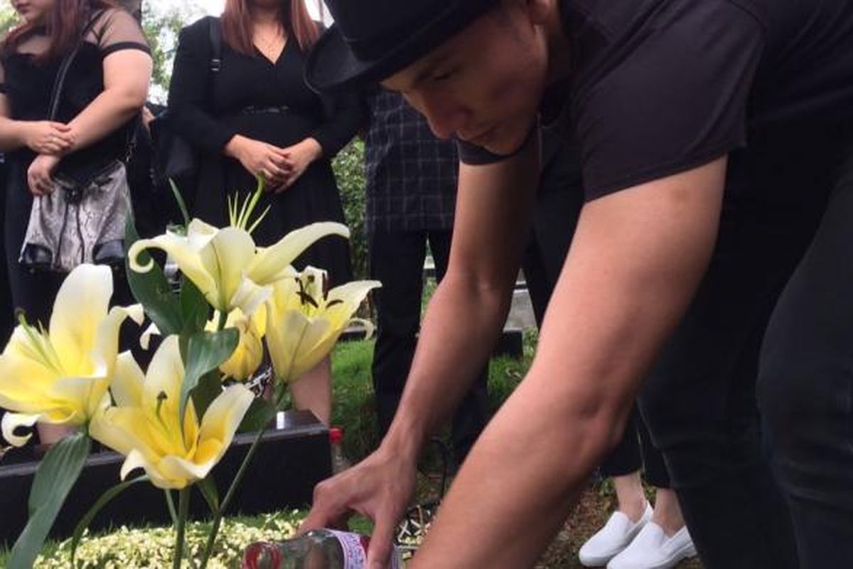 Vino G Bastian nyekar ke makam penyanyi Chrisye di TPU Jeruk Purut, Jakarta Selatan, Rabu (1/2/2017). Ia memanjatkan doa dan meminta restu agar proses film Chrisye yang diperankannya berlangsung lancar dan sukses pada Februari 2017 ini.