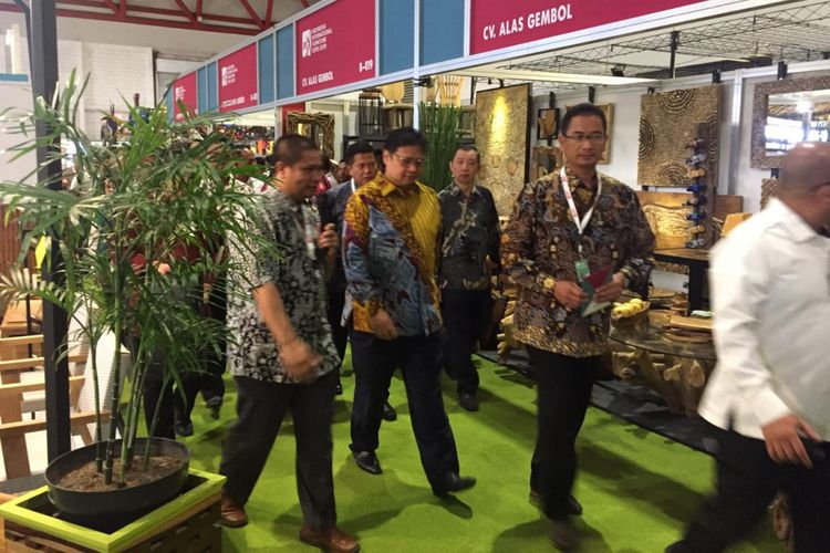 Menteri Perindustrian Airlangga Hartarto meninjau pameran IFEX 2019, Senin (11/3/2019).
