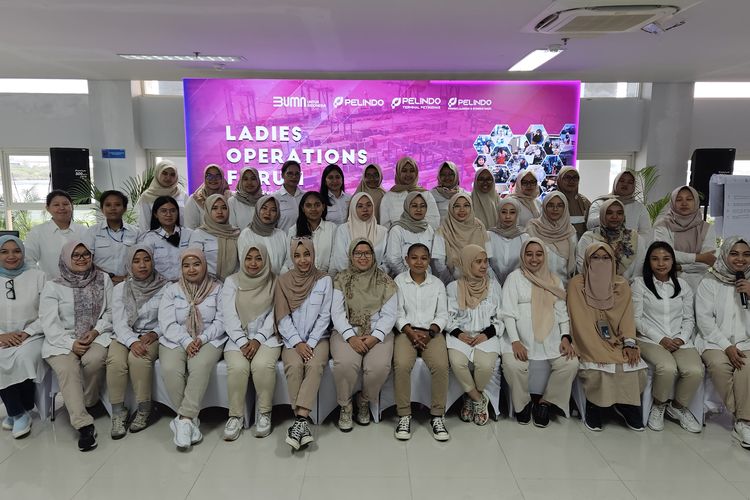 Para peserta Ladies Operations Forum terlihat berfoto bersama usai acara di Center of Excellence, Terminal Petikemas New Makassar, Sulawesi Selatan (Sulsel), Kamis (26/9/2024). 