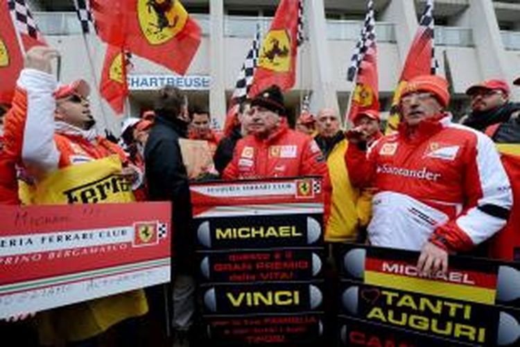 Para penggemar Michael Schumacher bekumpul di depan rumah sakit Grenoble, Jumat (03/01/2013). Mereka datang untuk merayakan ulang tahun ke-45 sang legenda Formula 1.