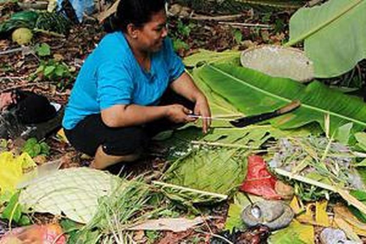 Warga menyiapkan santap siang dalam upacara Tea Bel yang diikuti komunitas masyarakat Ohoivut dan Nufit di Ohoi Faan, Kecamatan Kei Kecil, Kabupaten Maluku Tenggara, Maluku, Rabu (28/10/2015). Makanan yang disiapkan adalah pangan lokal yang dimasak dengan cara bakar batu. Dalam upacara itu, mereka sepakat untuk menjadi sedarah.