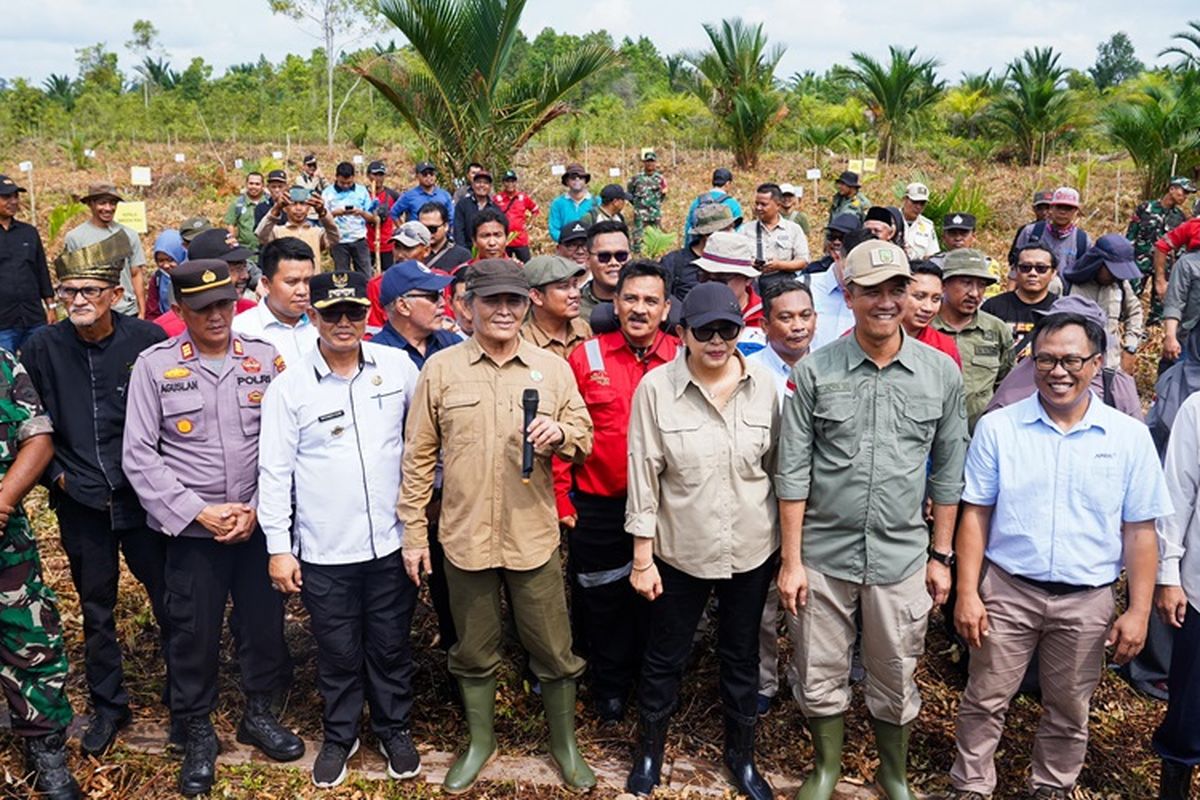 Kepala BRGM, Dirjen PSLB3 Kementerian LHK, Plt Kepala Dinas LHK Provinsi Riau melakukan penanaman bibit sagu bersama masyarakat.
