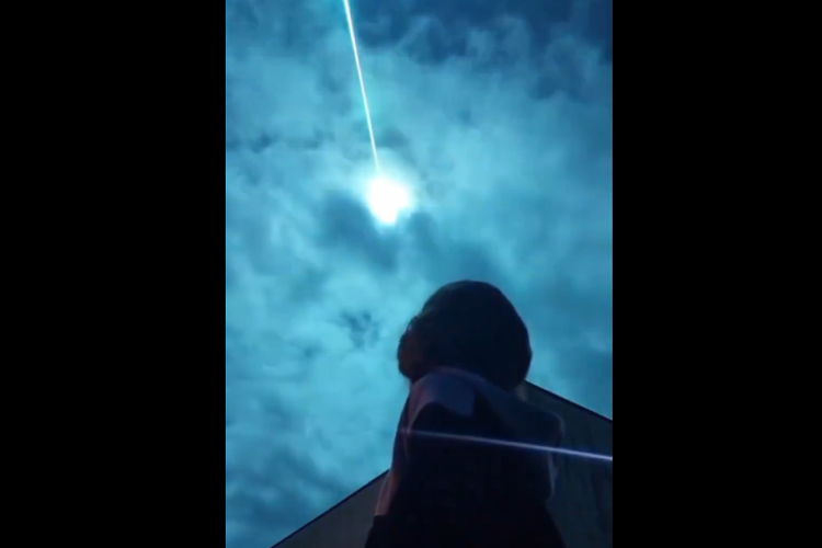 Tangkapan layar video rekaman ketika sebuah meteor berwarna biru melintasi langit Portugal dan Spanyol.
