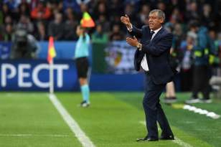 Gerak tubuh pelatih Portugal, Fernando Santos, saat menyaksikan pertandingan timnya melawan Islandia pada pertandingan penyisihan Grup F Piala Eropa 2016 di Stadion Geoffroy-Guichard, Saint-Etienne, Selasa (14/6/2016).