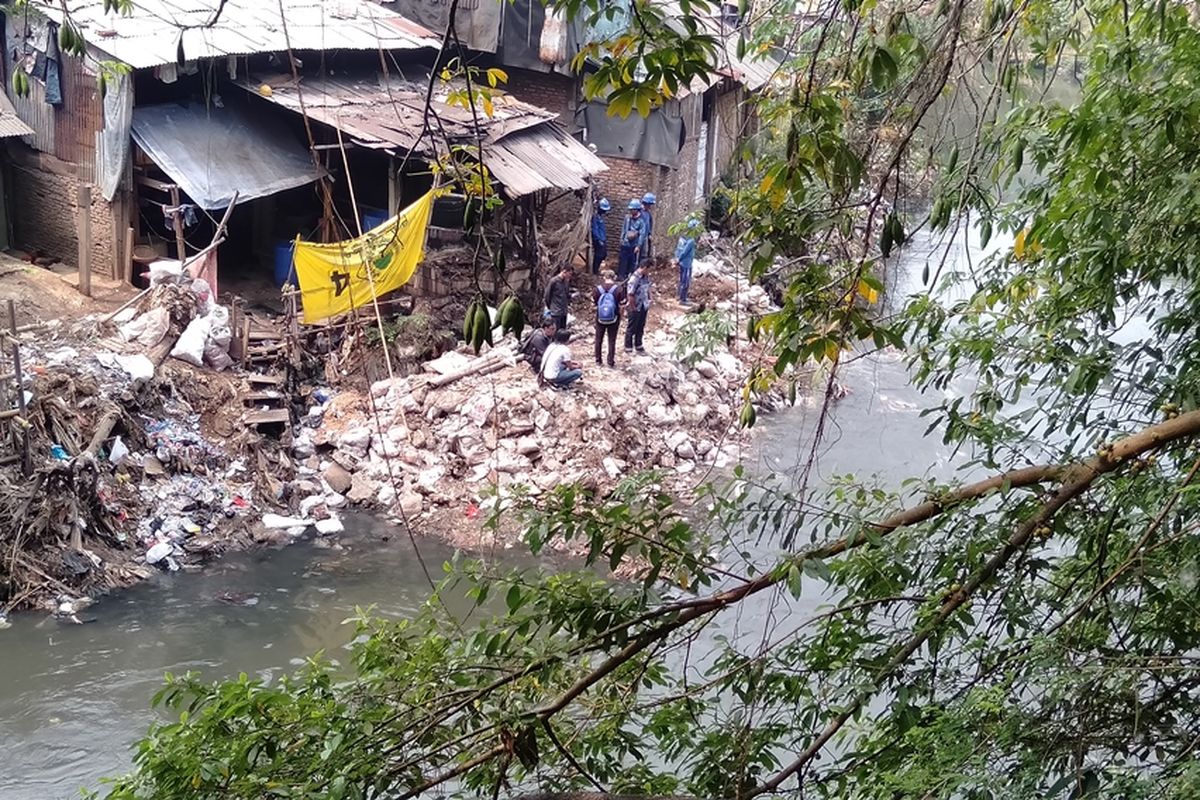 Beberapa petugas SDA benahi reklamasi kali Ciliwung di kawasan Jalan Tanah Rendah, Kecamatan Kampung Melayu, Jatinegara, Jakarta Timur, Jumat (16/8/2019)