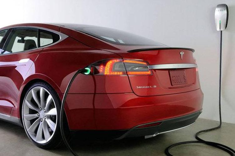 Tesla Model S model perdana Tesla yang sukses di AS.