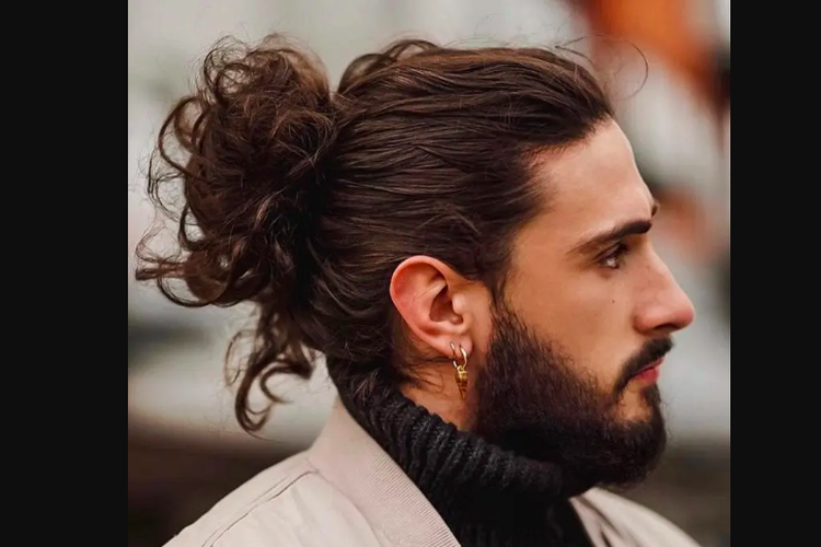 Model rambut pria panjang diikat Open ended curly back man bun