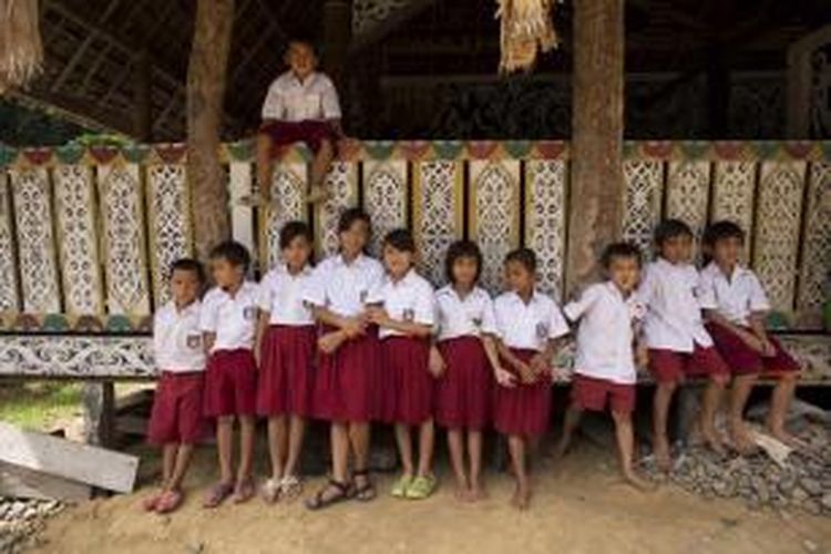 Murid sekolah dasar di Desa Long Berini, Kecamatan bahau Hulu, Malinau, 9 Desember 2014. Long Berini adalah salah satu desa yang berada di perbatasan Indonesia - Malaysia.