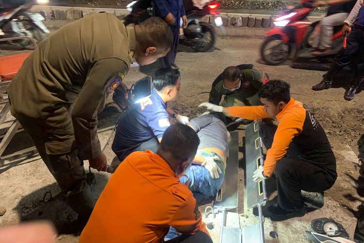 Pengendara Motor Tercebur Galian Drainase di Surabaya, Luka di Wajah dan Tangan