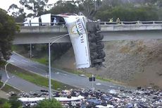 Alami Kecelakaan, Truk di Australia Dibiarkan Tergantung di Jembatan