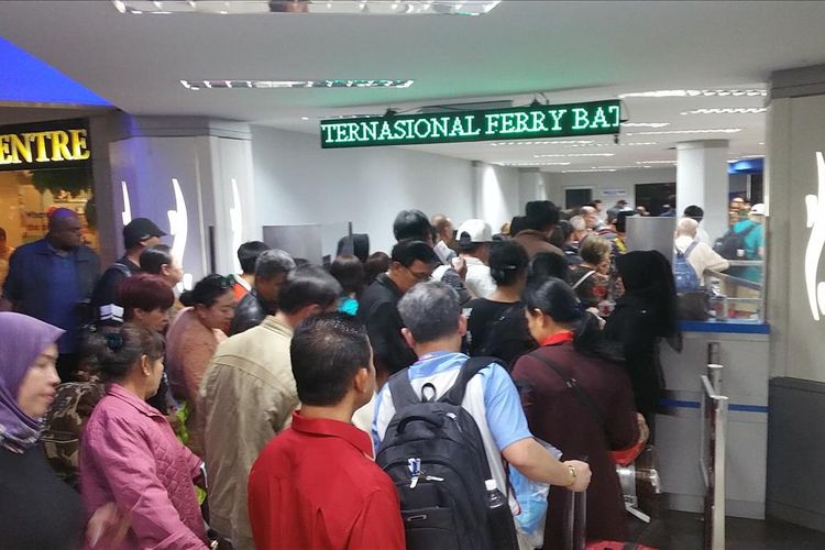 Pelabuhan Ferry Internasional Batam Centre sejak pukul 14.55 WIB, Jumat (9/8/2019) hingga hari ini, Minggu (11/8/2019) terus dipadati penumpang. Baik itu penumpang yang hendak meninggalkan Batam maupun yang masuk ke Batam.