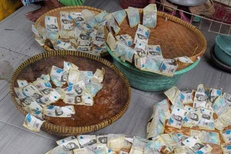 Uang kertas pecahan Rp 1.000 yang ditemukan di saluran air wilayah Cimalaka, Sumedang, Jabar.