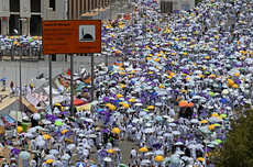 Terik dan Payung Warna-warni di Puncak Ritual Haji Pertama Selepas Pandemi