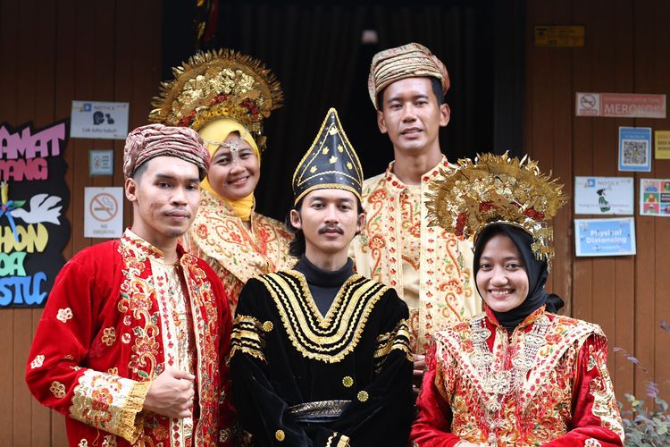 Pakaian adat khas Minangkabau yang disewakan di Desa Wisata Kampuang Minang Nagari Sumpu di Tanah Datar, Sumatera Barat. 
