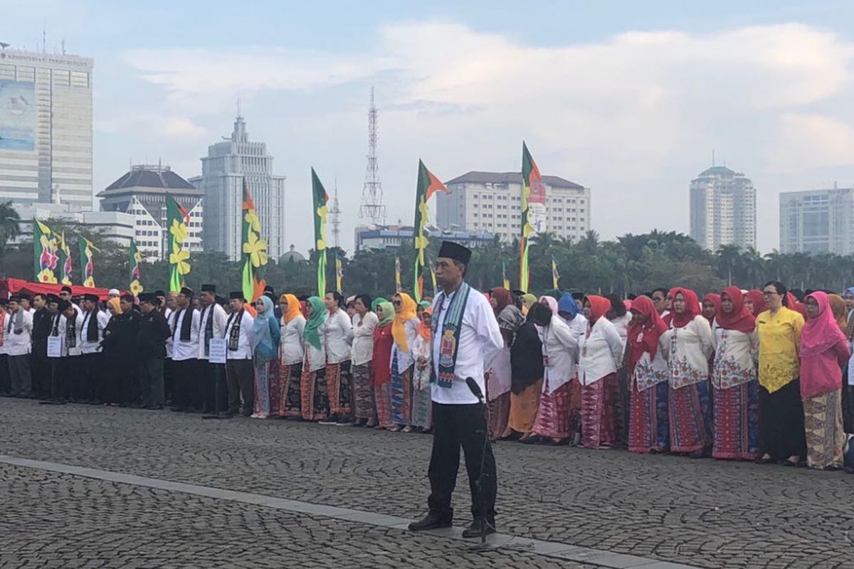 PNS DKI Jakarta mengikuti apel peringatan Hari Ulang Tahun (HUT) ke-491 DKI Jakarta, di Lapangan Monas, Jumat (22/6/2018).  