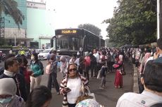 Dampak Ganjil Genap, Antrean Penumpang Transjakarta Mengular di Cibubur