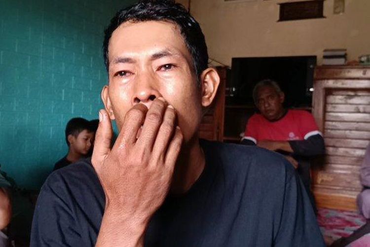 Ilmansyah (26) adik dari Yusrizal korban ledakan maut saat pemusnahan amunisi di Desa Sagara, Kecamatan Cibalong, Kabupaten Garut, Jawa Barat. Ia menceritakan detik-detik saat tragedi maut itu, Selasa (13/5/2025) di rumah duka. 
