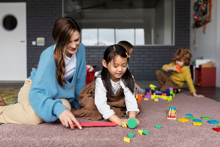 Ilustrasi anak bermain di daycare.