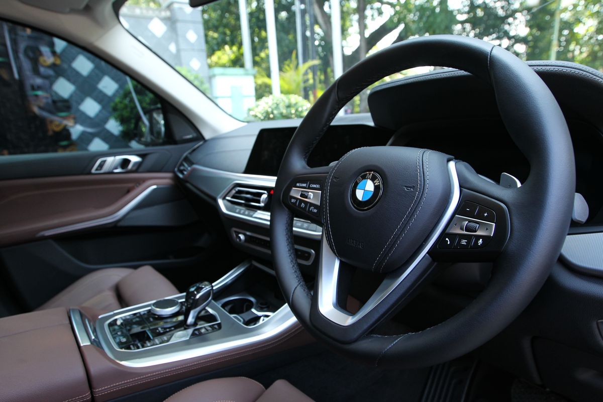 New BMW X5 xDrive40i xLine difoto di Blora, Jawa Tengah, Minggu (4/4/2021). BMW X5 merupakan pelopor dari segmen Sport Activity Vehicle BMW. Fitur yang paling mencolok dari New BMW X5 xDrive40i xLine ini adalah hadirnya bangku baris ketiga yang mampu memberikan ruang untuk seluruh keluarga.