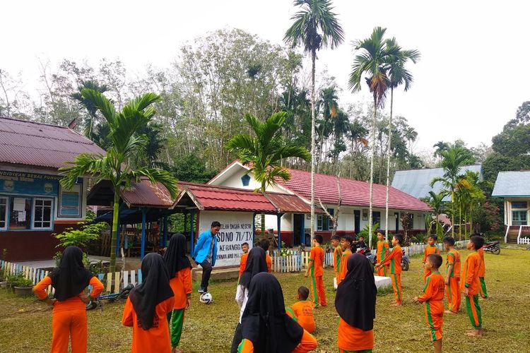 Anak-anak SD Negeri 71 Keranggan saat belajar tatap muka bersama guru magang dari salah satu perguruan tinggi negeri di Jambi