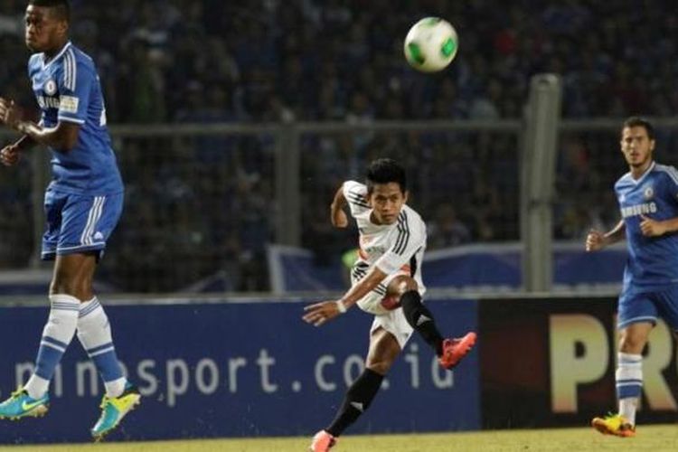 Pemain Indonesia Andik Vermansah menendang bola dalam laga persahabatan melawan Chelsea di Stadion Utama Gelora Bung Karno, Senayan, Jakarta, Kamis (25/7/2013). Laga ini merupakan bagian dari  rangkain tur klub Chelsea di Asia.