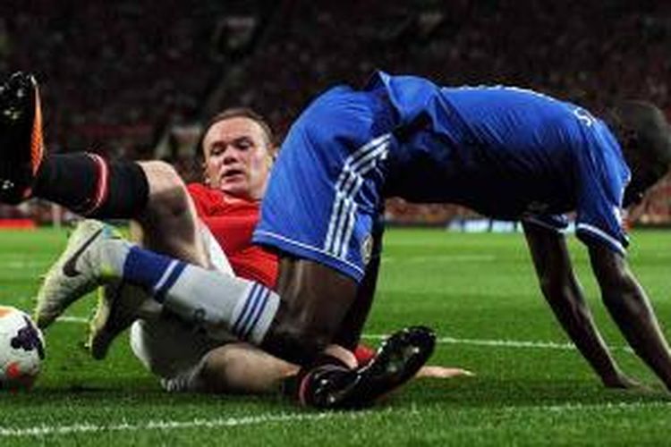 Striker Manchester United asal Inggris, Wayne Rooney (tengah), berebut bola dengan bek Chelsea asal Brasil, Ramires, dalam laga Premier League di Old Trafford, Selasa (27/8/2013) dini hari WIB.