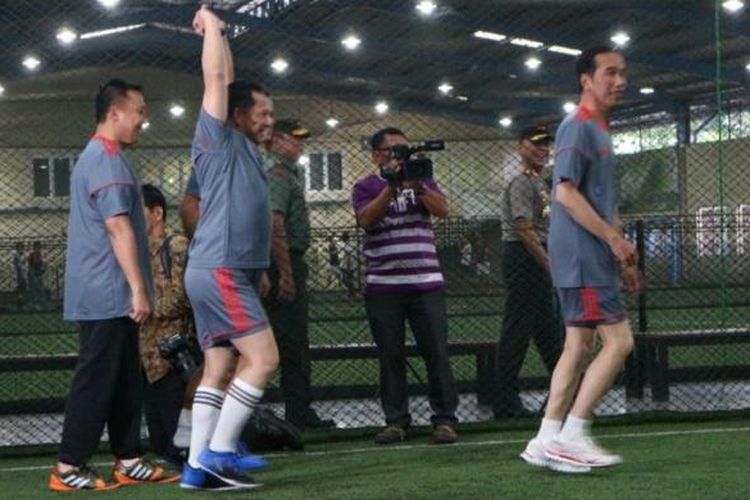 Presiden Joko Widodo (Jokowi) bersama sejumlah menteri dan kepala lembaga bermain futsal melawan wartawan Istana Kepresidenan, di Time Futsal, kawasan Kelapa Gading, Jakarta Utara, Selasa (7/2/2017).
