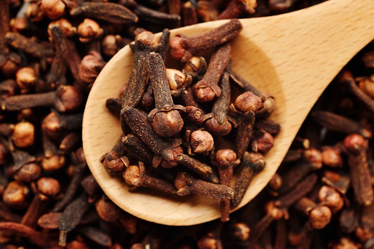 Cengkih, rempah ini kerap disematkan di atas nastar klasik.