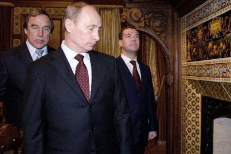 Sergei Rodulgin (kiri) bersama Presiden Vladimir Putin dan Dmitry Medvedev. Nama Rodulgin muncul dalam The Panama Paper dan disebut memiliki tiga perusahaan cangkang di luar negeri untuk mengelola aset Putin yang berjumlah besar.