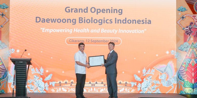 Penyerahan sertifikasi Lab Operational License untuk laboratorium pemrosesan sel punca dari Kementerian Kesehatan yang dilakukan oleh Wamen Dante Saksono, pada acara peresmian pabrik sel punca Daewoong Biologics Indonesia, Kamis (12/09).