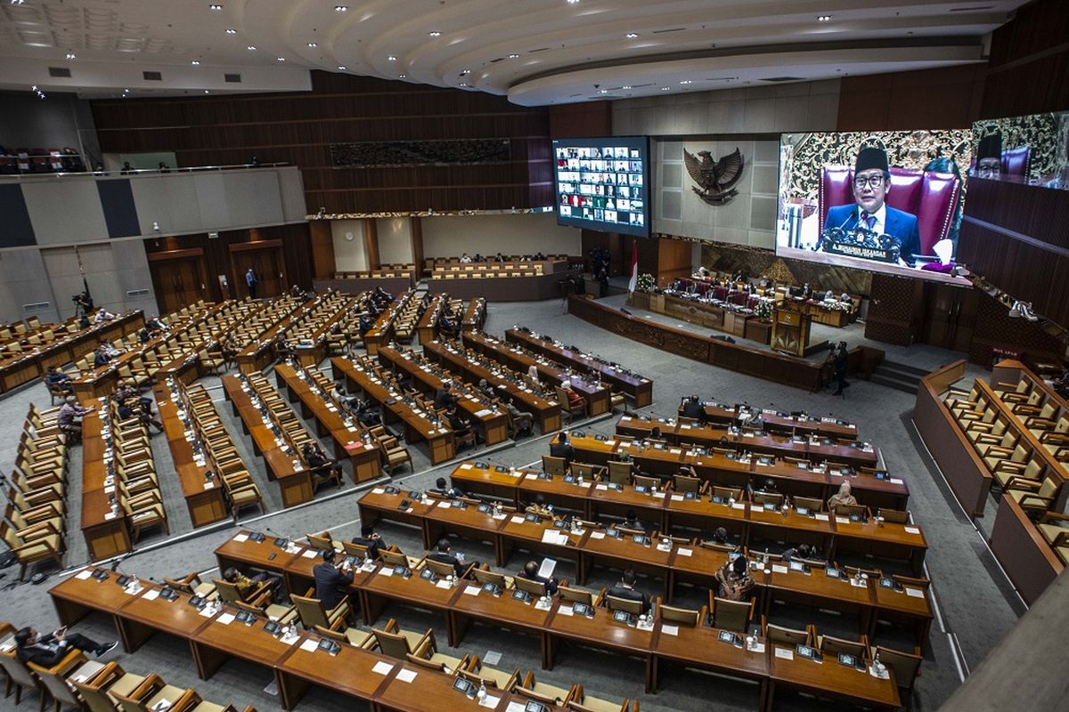 Suasana Rapat Paripurna DPR RI Ke-7 Masa Persidangan I Tahun Sidang 2021-2022 di Kompleks Parlemen, Senayan, Jakarta, Kamis (7/10/2021). Rapat paripurna tersebut beragendakan pendapat fraksi-fraksi terhadap RUU usul inisiatif Komisi II DPR dan pengesahan menjadi RUU usul DPR, persetujuan pembahasan waktu pembahasan RUU Penanggulangan Bencana dan RUU tentang Perubahan atas Undang-Undang Nomor 5 Tahun 2014 tentang Aparatur Sipil Negara, serta pengesahan UU Harmonisasi Peraturan Perpajakan. ANTARA FOTO/Aprillio Akbar/aww.