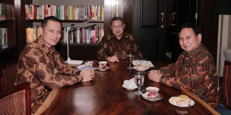 Ketua Umum Partai Gerindra Prabowo Subianto bertemu Ketua Umum Partai Demokrat Susilo Bambang Yudhoyono beserta Komandan Satuan Tugas Bersama (Kogasma) Agus Harimurti Yudhoyono (AHY), Selasa (24/7/2018), di rumah SBY, Kuningan, Jakarta Selatan.