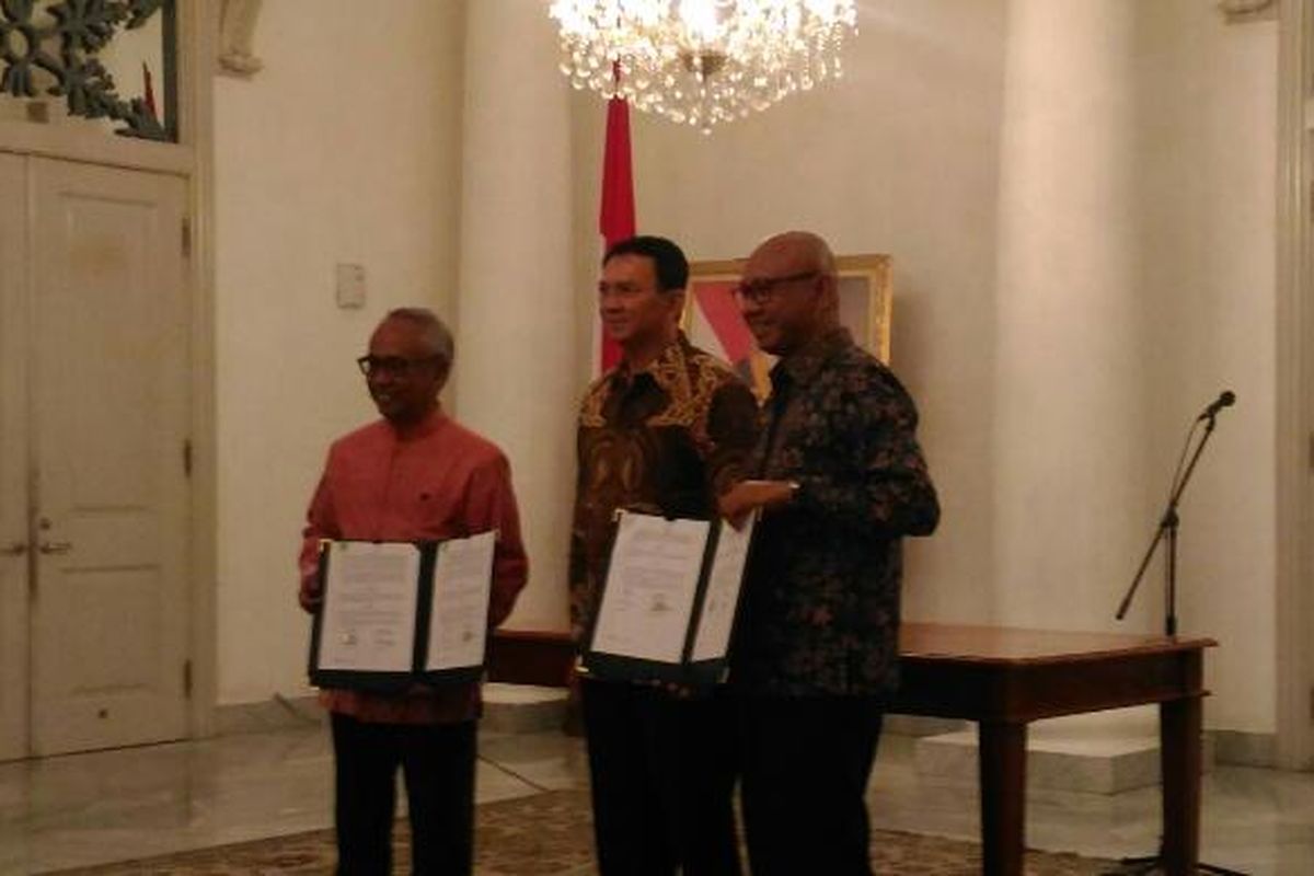 Direktur PT Pembangunan Jaya Tbk Paul Tehusijarana (kiri) bersama dengan Presiden Direktur PT MRT Jakarta Wiliam Sabandar (kanan) dan Gubernur DKI Jakarta Basuki Tjahaja Purnama selepas menandatangani NKB pengerjaan MRT Jakarta fase dua, di Balai Kota Jakarta, Jumat (3/3/2017)