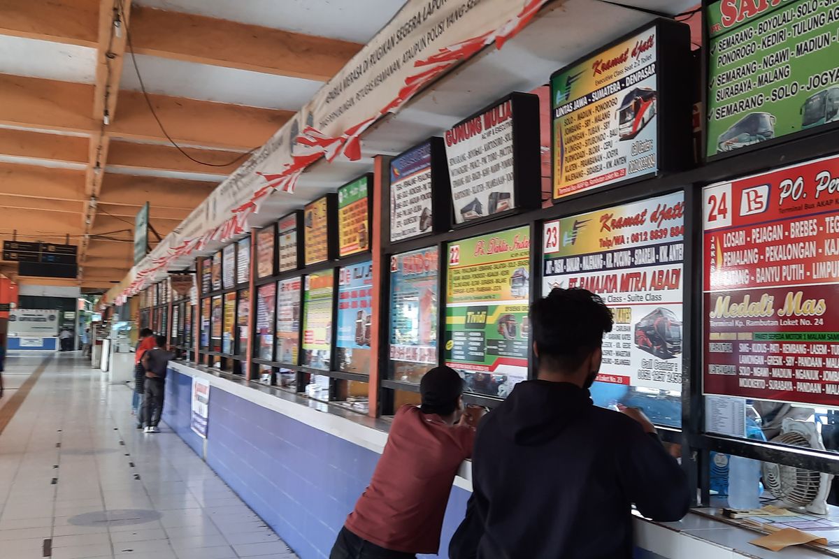 Perusahaan otobus (PO) di Terminal Kampung Rambutan, Ciracas, Jakarta Timur, ikut menaikkan harga tiket imbas kenaikan harga bahan bakar minyak (BBM). Foto diambil pada Senin (5/9/2022).