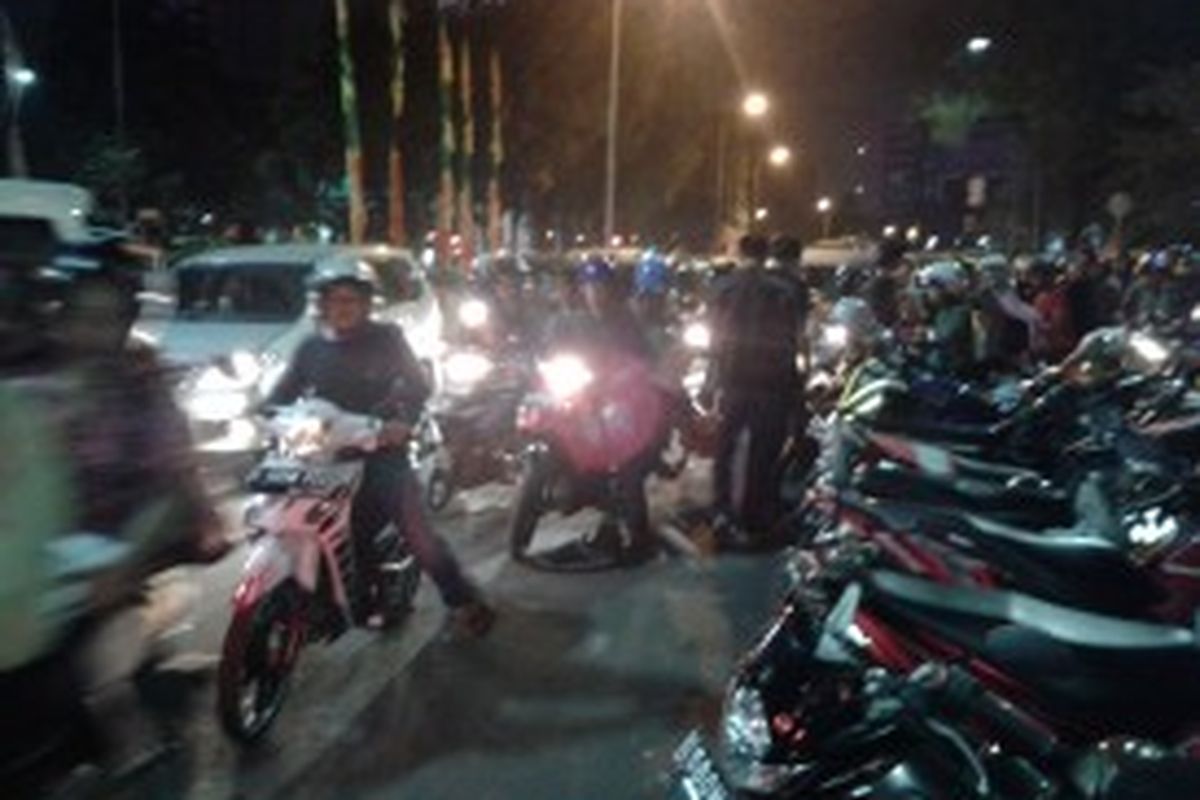 Kemacetan di Jalan Medan Merdeka Selatan, Jakarta, Sabtu (29/6/2013) akibat parkir yang memakan hampir setengah ruas Jalan yang menuju ke Timur/arah Stasiun Gambir