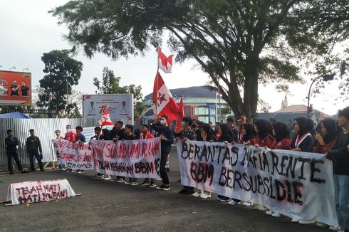 Angin Puting Beliung Warnai Demo Tolak Kenaikan Harga BBM di Tugu Adipura Sukabumi
