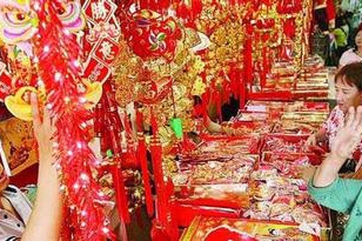 Warga memilih pernak-pernik Imlek yang dijual pedagang di kawasan Jalan Pancoran, Glodok, Jakarta Barat, Sabtu (22/1/2011). Konsumen mencari berbagai hiasan itu untuk perayaan tahun baru Imlek pada 3 Februari nanti.