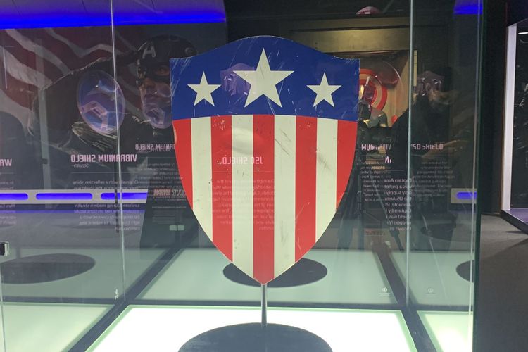 USO Shield yang dipakai oleh Chris Evans dalam film pertama Captain America ditampilkan dalam Marvel Studios: A Universe Of Heroes Exhibition Indonesia, Kamis (30/6/2022) di kawasan Pondok Indah, Jakarta Selatan.