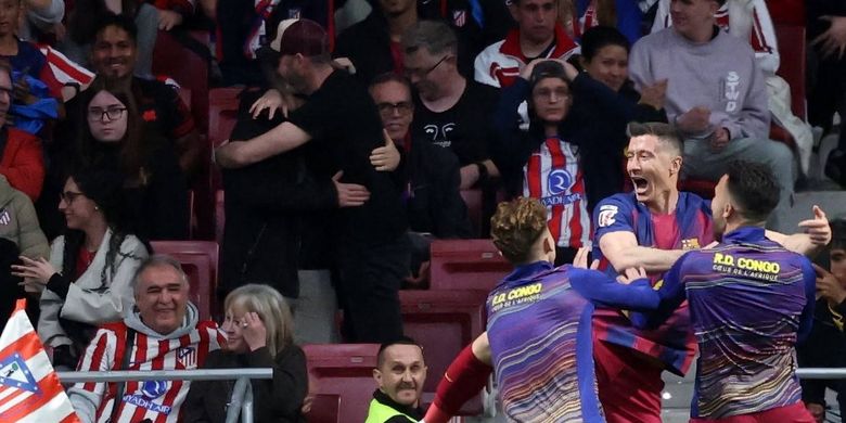 Penyerang Barcelona, Robert Lewandowski, merayakan gol ke gawang Atletico Madrid. Hasil Liga Spanyol Atletico Madrid vs Barcelona 1-2 pada pekan ke-30 di Stadion Wanda Metropolitano pada hari Minggu (5/4/2026) dini hari WIB.