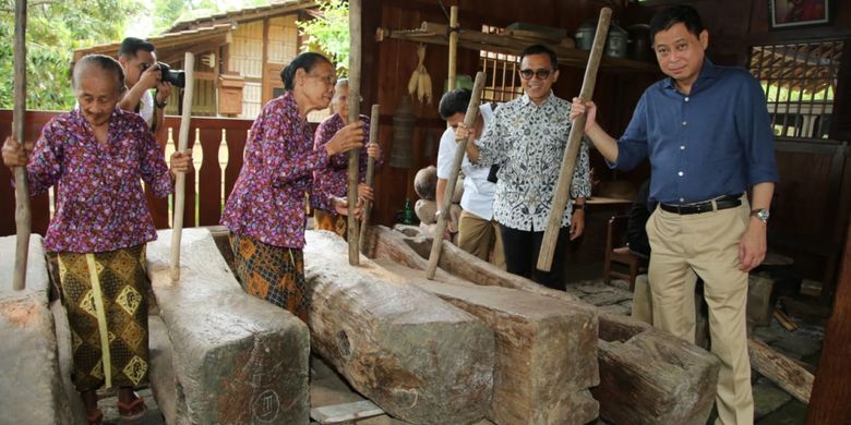 Menteri ESDM Ignasius Jonan saat mengunjungi Desa Kemiren di Banyuwangi, Jatim (21/2/2019).