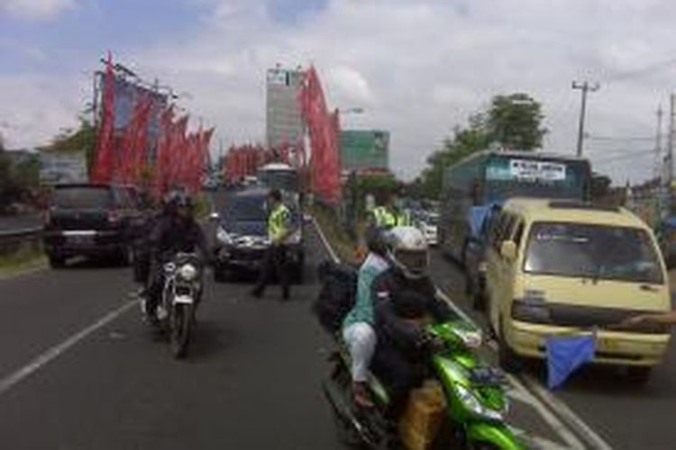 Kemacetan arus kendaraan dari arah Timur ke Barat mulai terjadi di jalan layang Rajapolah sampai ke arah Gentong, Tasikmalaya, Minggu (11/8/2013) siang.