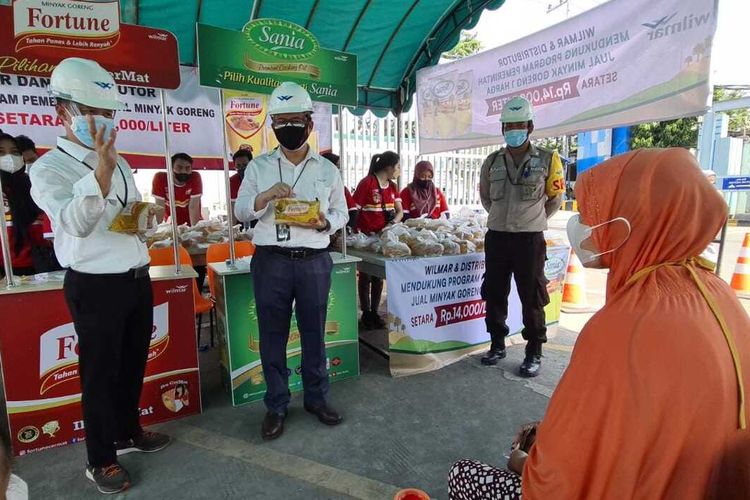 Bazar minyak goreng seharga Rp14.000 per liter, yang digelar PT Wilmar Nabati Indonesia di halaman perusahaan, Kamis (3/2/2022).