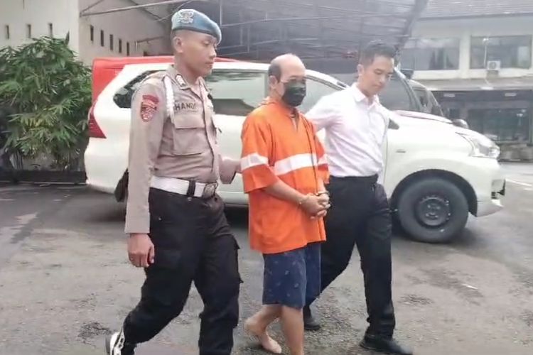 Kakek di Kota Malang, Jawa Timur berinisial PBS (63) ditangkap Satreskrim Polresta Malang Kota ditahan di Mapolresta Malang Kota lantaran mencabuli sekitar 7 anak laki-laki. 