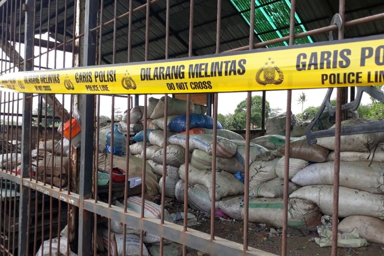 Tempat penggilingan limbah plastik, lokasi tewasnya Sariman tergilas mesin giling limbah plastik di Kelurahan Sumur Batu, Bantargebang, Kota Bekasi, Jumat (18/1/2019).