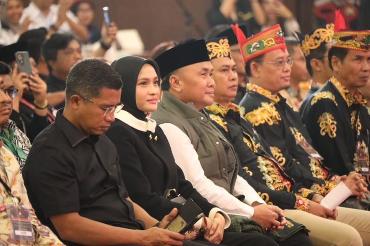 Gubernur Kalimantan Tengah (Kalteng) Sugianto Sabran saat menyaksikan secara langsung Debat Publik Ketiga Pasangan Calon (Paslon) Gubernur dan Wakil Gubernur Kalteng Tahun 2024. 
