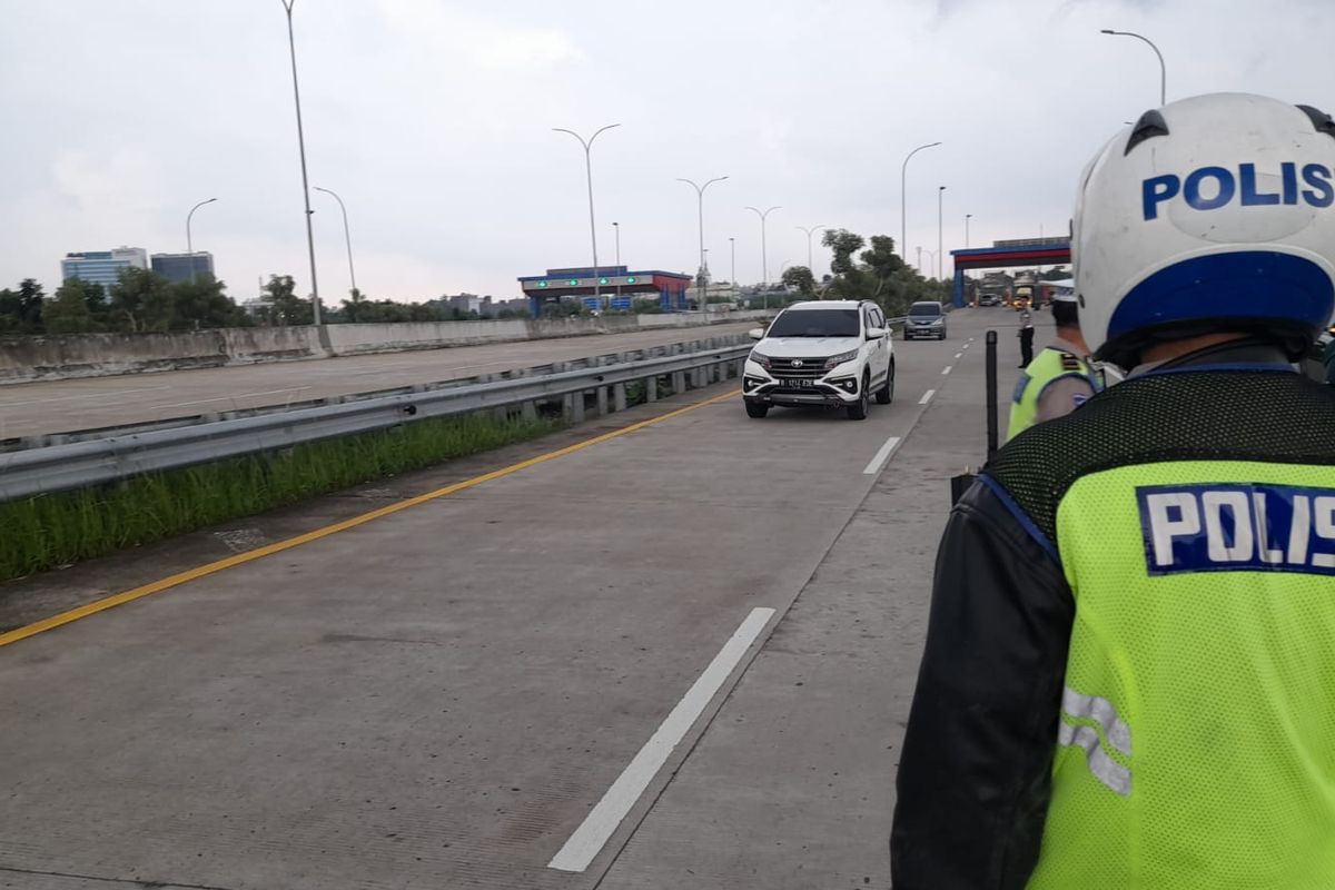 Petugas polisi dari Satlantas menjaga arus kendaraan di Tol Jatikarya untuk menghindari kepadatan kendaraan. Penjagaan dilakukan usai warga menutup pintu tol Jatikarya 1 pada Kamis (6/10/2022). Penutupan itu dilakukan usai uang ganti rugi lahan proyek tol tak kunjung cair.