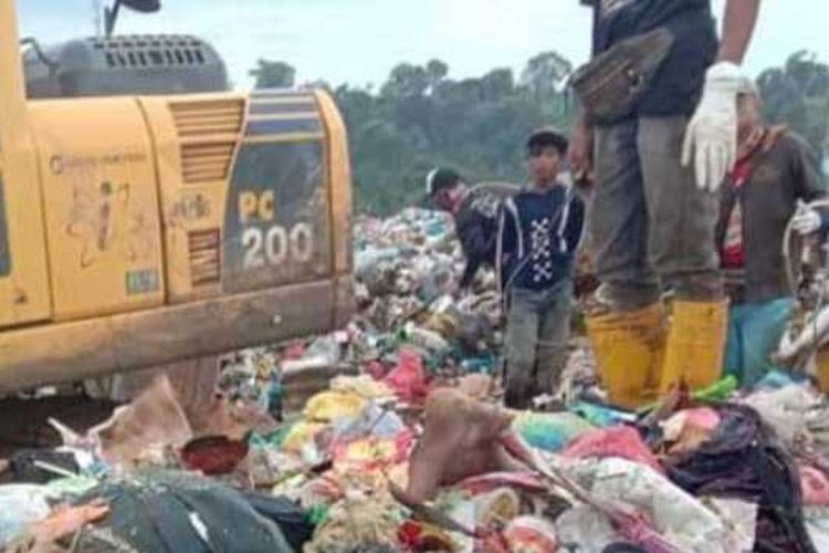 Seorang mayat laki-laki dengan kodisi tangan terikat dibelakang ditemukan dilokasi tempat pembuanga akhir (TPA) punggur Kelurahan Kabil, Kecamatan Nongsa, Batam, Kepulauan Riau (Kepri), Rabu (28/10/2020). Hal ini tentunya sontak membuat heboh warga yang tingal disekitar TPA Punggur tersebut.