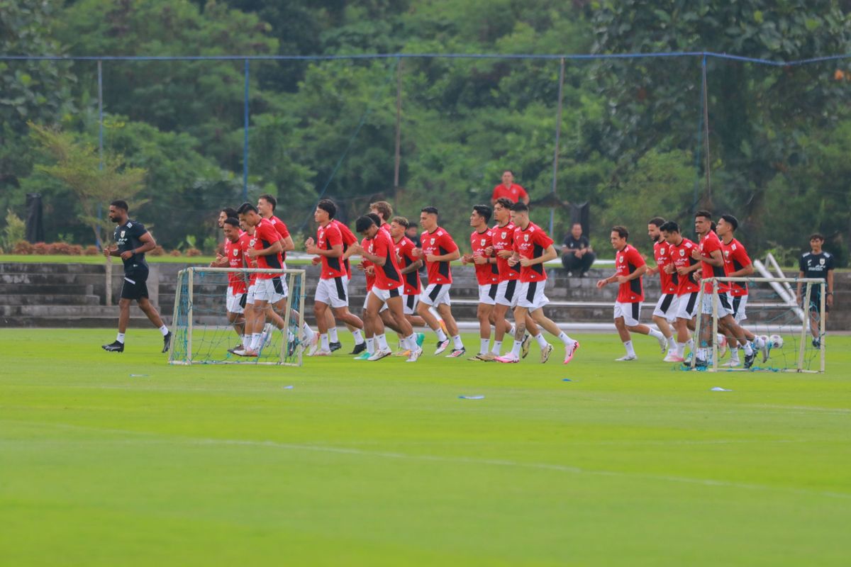 Pelatih fisik Quentin Jakoba memimpin sesi pemanasan pada Selasa (27/5/2025). Para pemain Timnas Indonesia mengadakan Training Camp di lapangan latihan Bali United di Gianyar Bali jelang ronde laga-laga Kualifikasi Piala Dunia 2026 kontra China dan Jepang.