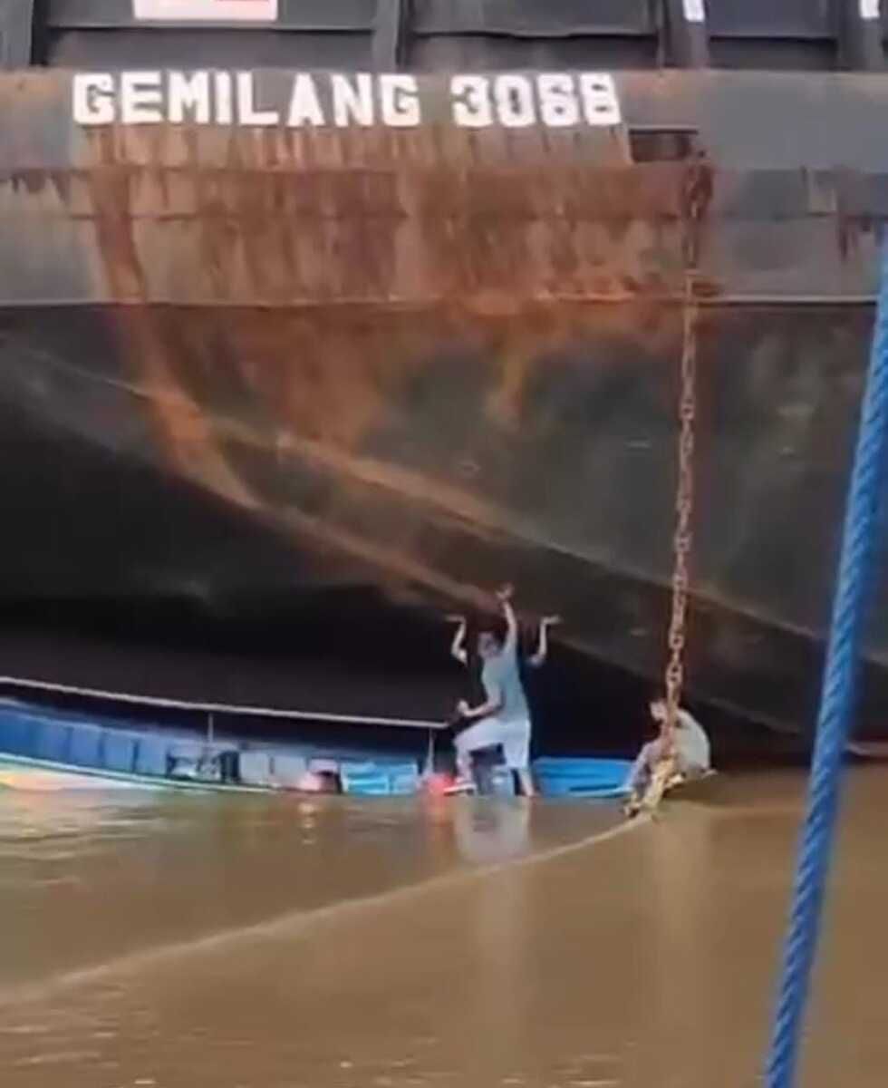 Perahu Ketinting Terlilit Sampah Plastik, Seorang ABK Jatuh Tenggelam di Perairan Kukar