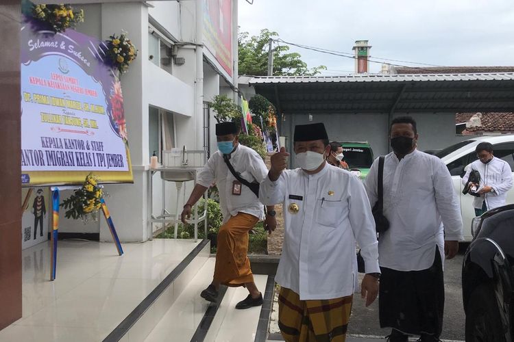 Bupati Jember Hendy Siswanto memakai sarung saat berkunjung ke kantor kejaksaan negeri Jember Jumat (5/3/2021) 